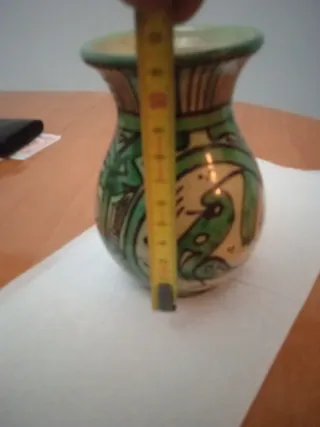 Jarrón de cerámica antiguo decorado