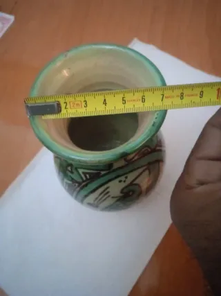 Jarrón de cerámica antiguo decorado