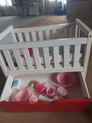 Armario y cuna para muñecos marca Mimittos