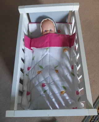 Armario y cuna para muñecos marca Mimittos