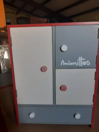 Armario y cuna para muñecos marca Mimittos