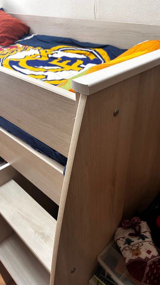 Cama juvenil con escalera y almacenaje