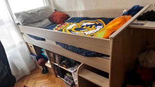 Cama juvenil con escalera y almacenaje