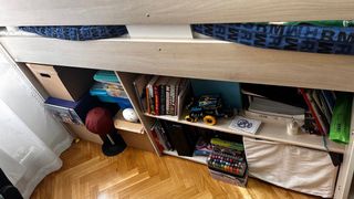 Cama juvenil con escalera y almacenaje