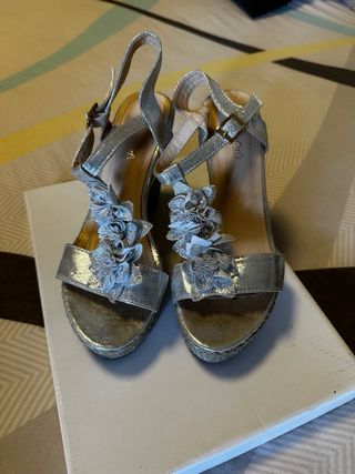 Sandalias de cuña plateadas con flores