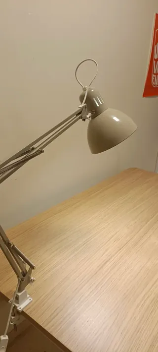 Lámpara de escritorio gris y blanca.