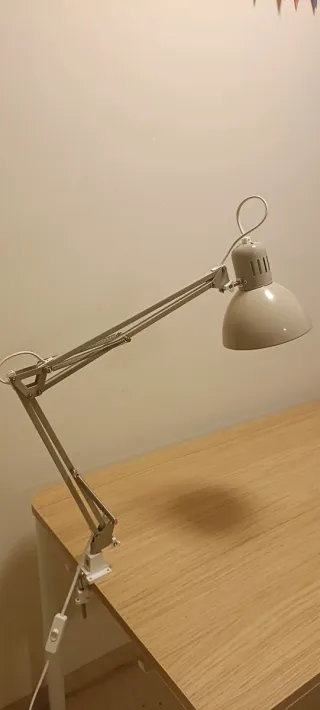 Lámpara de escritorio gris y blanca.