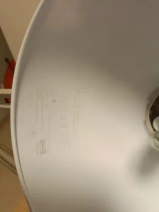 Lámpara de escritorio gris y blanca.