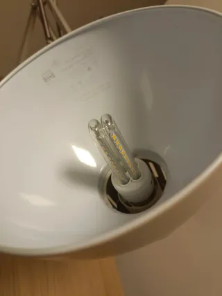 Lámpara de escritorio gris y blanca.