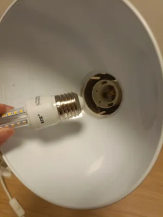 Lámpara de escritorio gris y blanca.