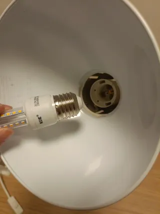 Lámpara de escritorio gris y blanca.