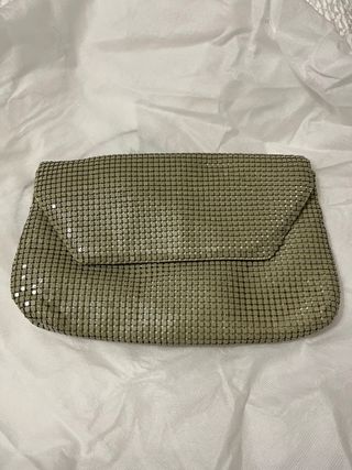 Bolso de mano dorado y plateado