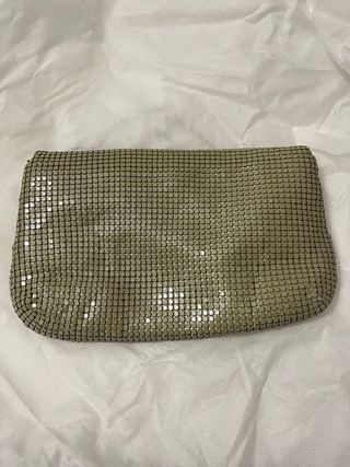 Bolso de mano dorado y plateado
