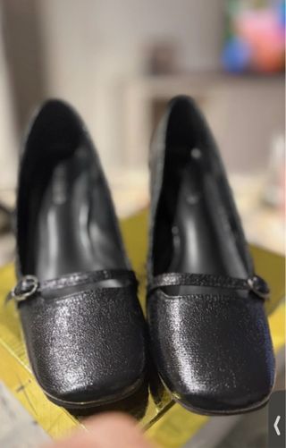 Tacones negros brillantes