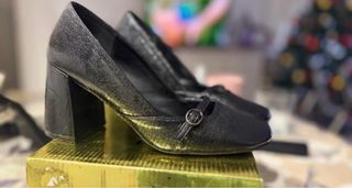 Tacones negros brillantes