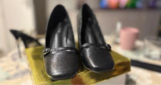 Tacones negros brillantes