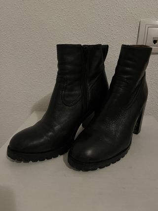 Botín de Tacón en piel Bimba y Lola Negro