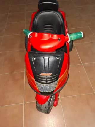 Moto a batería infantil Scooty de luxe