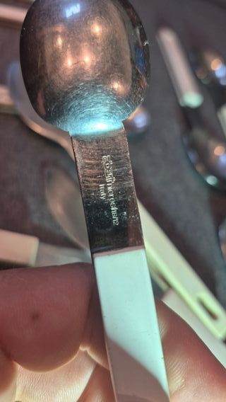 Cubiertos Beneteau de acero inoxidable.