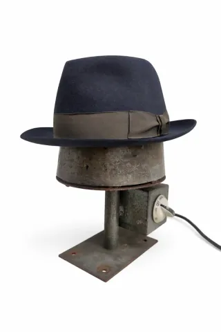 Ferro de Chapeleiro Antigo