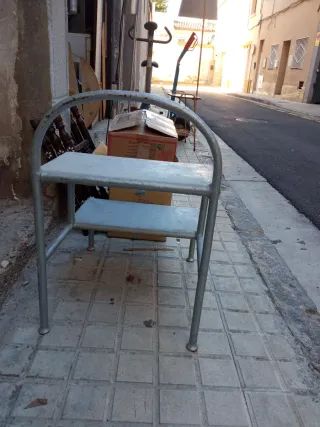 Escalera metálica de 2 peldaños