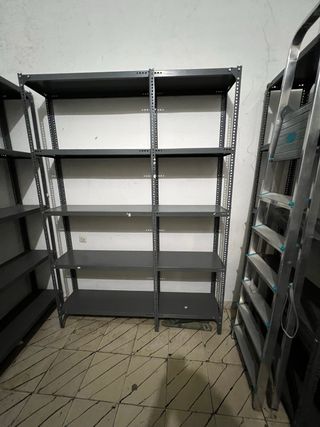 Estantería de hierro gris