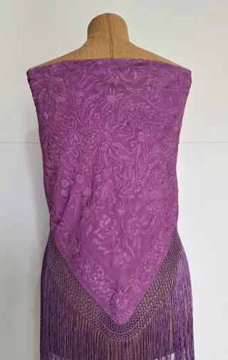 Mantoncillo de Manila bordado a mano en lila.