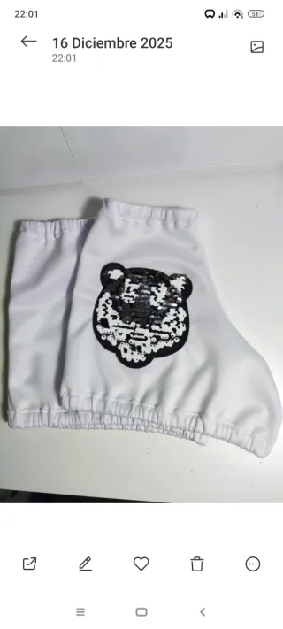 Cubrepatines blancos con parche de tigre