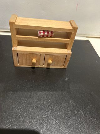 Mobile per casa delle bambole in legno con 2 cassetti