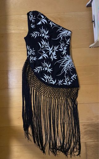 Top negro bordado con flecos tipo mantón