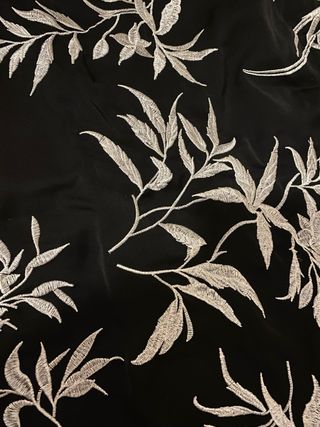 Top negro bordado con flecos tipo mantón