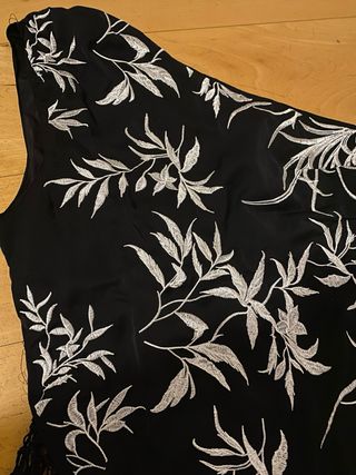 Top negro bordado con flecos tipo mantón