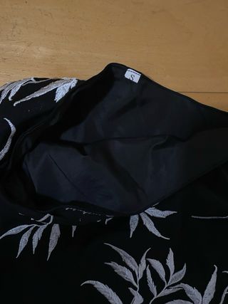 Top negro bordado con flecos tipo mantón