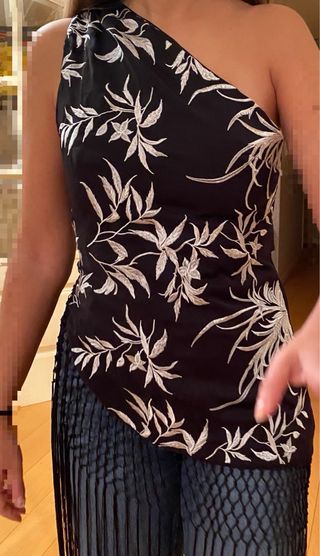 Top negro bordado con flecos tipo mantón