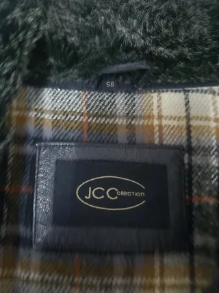 Chaqueta de cuero negra con cuello de pelo