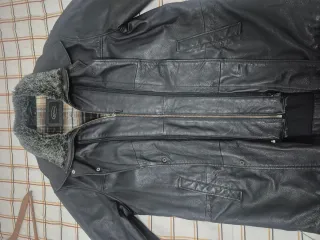 Chaqueta de cuero negra con cuello de pelo