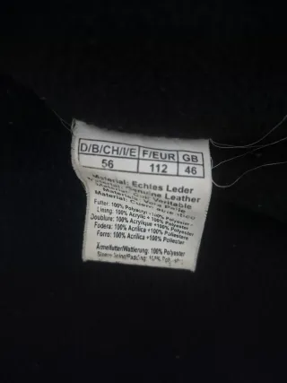 Chaqueta de cuero negra con cuello de pelo