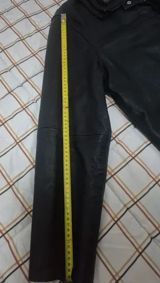 Chaqueta de cuero negra con cuello de pelo