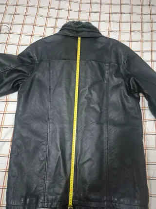 Chaqueta de cuero negra con cuello de pelo
