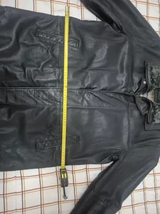 Chaqueta de cuero negra con cuello de pelo