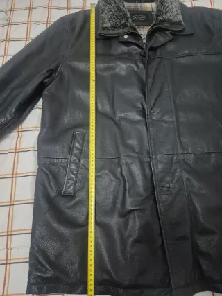 Chaqueta de cuero negra con cuello de pelo