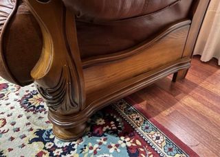 Sofá de piel marrón