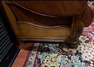 Sofá de piel marrón