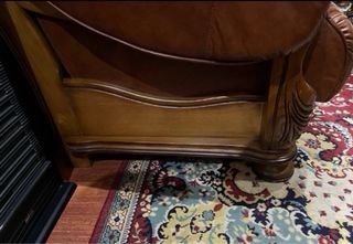 Sofá de piel marrón