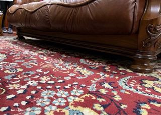 Sofá de piel marrón