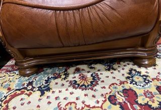 Sofá de piel marrón