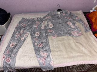 Conjunto mujer floral gris y rosa