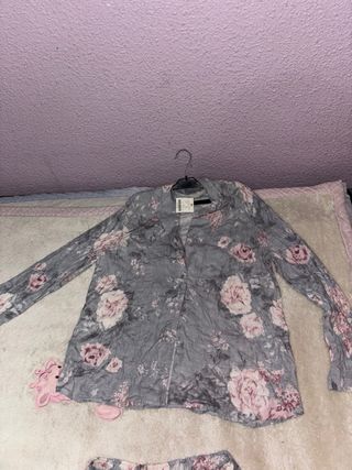 Conjunto mujer floral gris y rosa