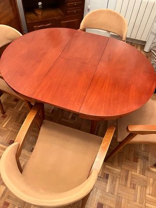 Conjunto mesa redonda antigua y 4 sillas