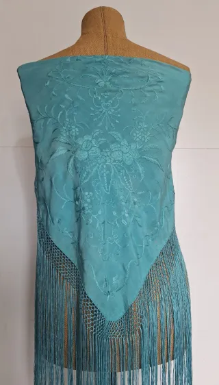 Mantoncillo de Manila bordado